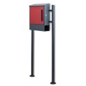 Skrzynka z boczną blokadą ciemnoszara/czerwona stojąca na stojaku pocztowa