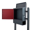 Skrzynka z boczną blokadą ciemnoszara/czerwona stojąca na stojaku pocztowa