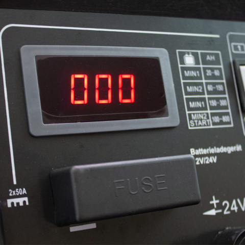 Prostownik akumulatorowy z rozruchem 12/24V Prostownik akumulatorowy z rozruchem 12/24V