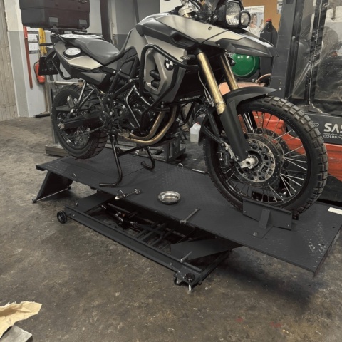 Podnośnik nożycowy hydrauliczny platforma serwisowa do motocykli 460kg czarny Podnośnik nożycowy hydrauliczny platforma serwisowa do motocykli 460kg czarny
