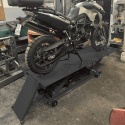 Podnośnik nożycowy hydrauliczny platforma serwisowa do motocykli 460kg czarny Podnośnik nożycowy hydrauliczny platforma serwisowa do motocykli 460kg czarny